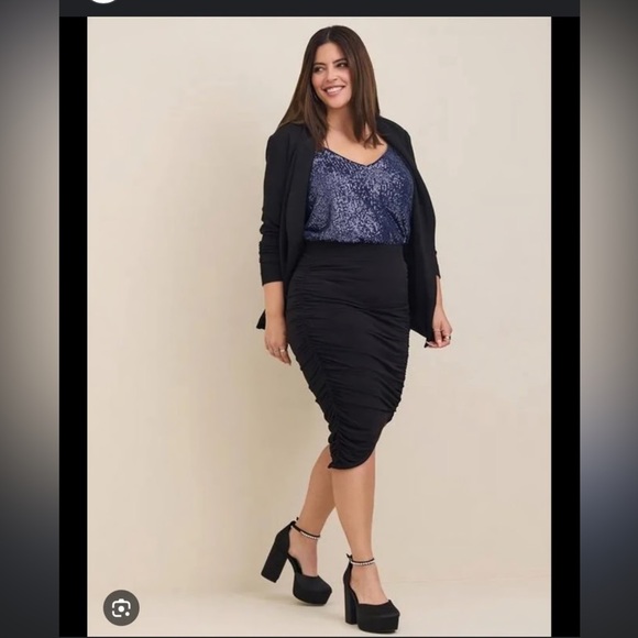 Torrid Black Ruched Bodycon Midi Skirt Plus Size 2X NWT - Picture 2 of 9